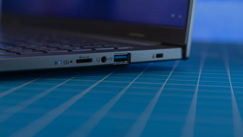 Cổng kết nối ở cạnh sườn bên phải