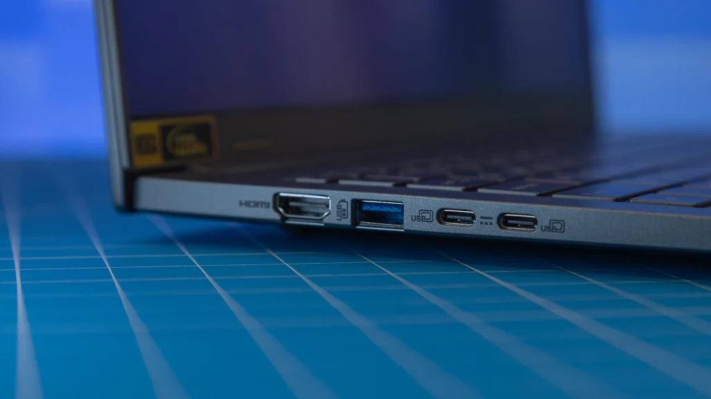 Cổng kết nối ở cạnh sườn bên trái