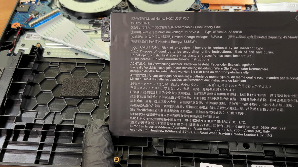 Thanh pin 54Wh bên trong máy