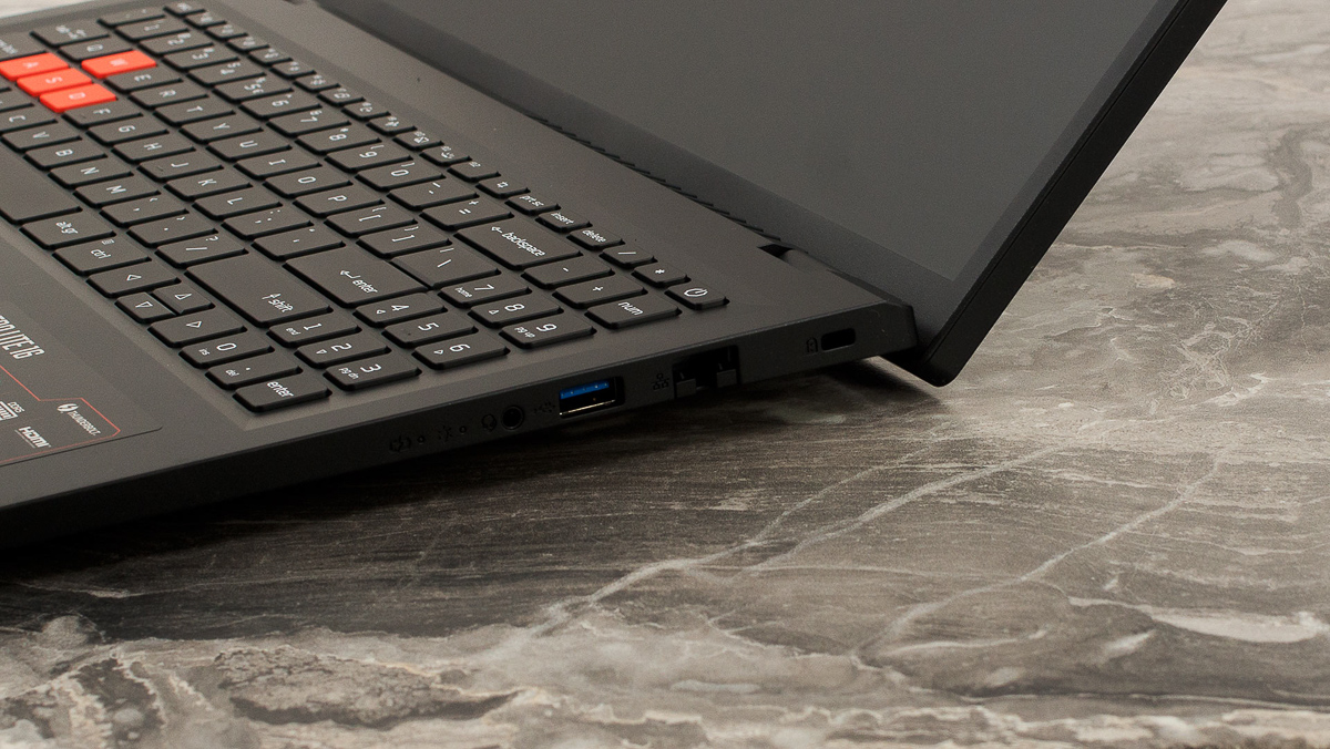 Các góc cạnh và thân máy vẫn đem lại cảm giác chắc chắn