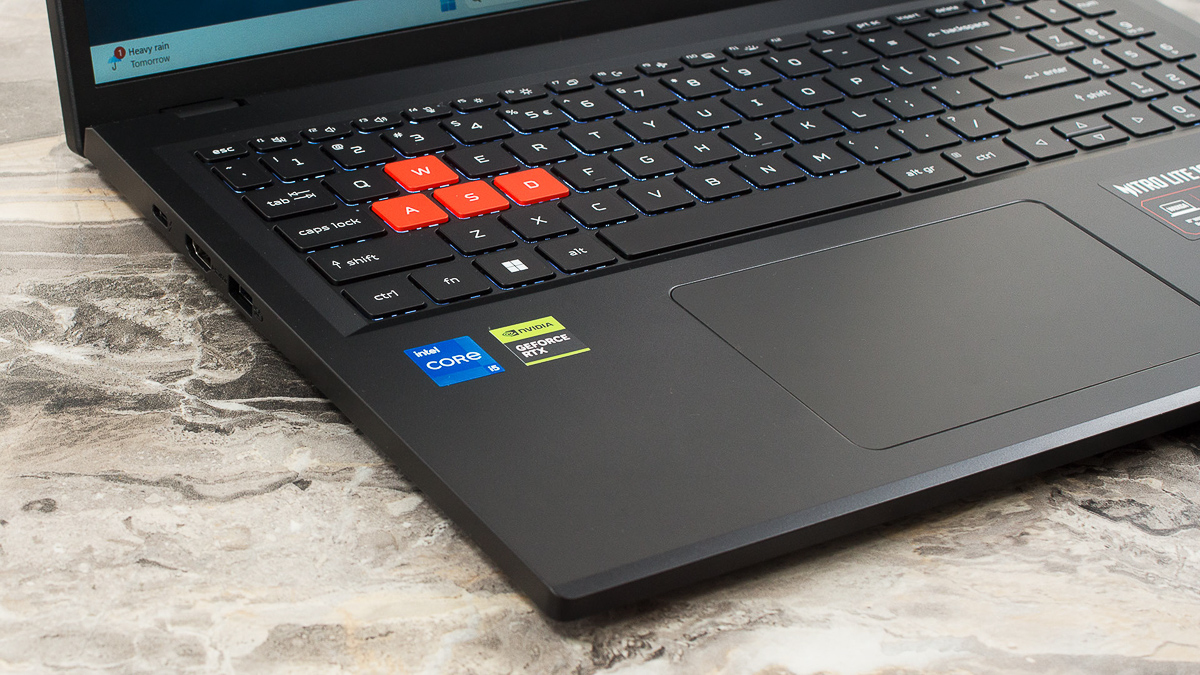 Cảm giác gõ trên cụm bàn phím và chạm lướt, điều khiển con trỏ trên Acer Nitro Lite 16 là đủ tốt