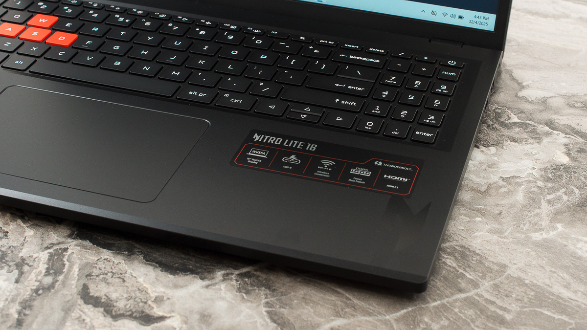 Cụm Numpad và 4 phím mũi tên của Acer Nitro Lite 16 bị rút gọn hơi quá mức