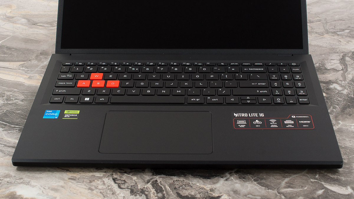 Cụm bàn phím ở mặt C của Acer Nitro Lite 16 thiết kế đơn giản