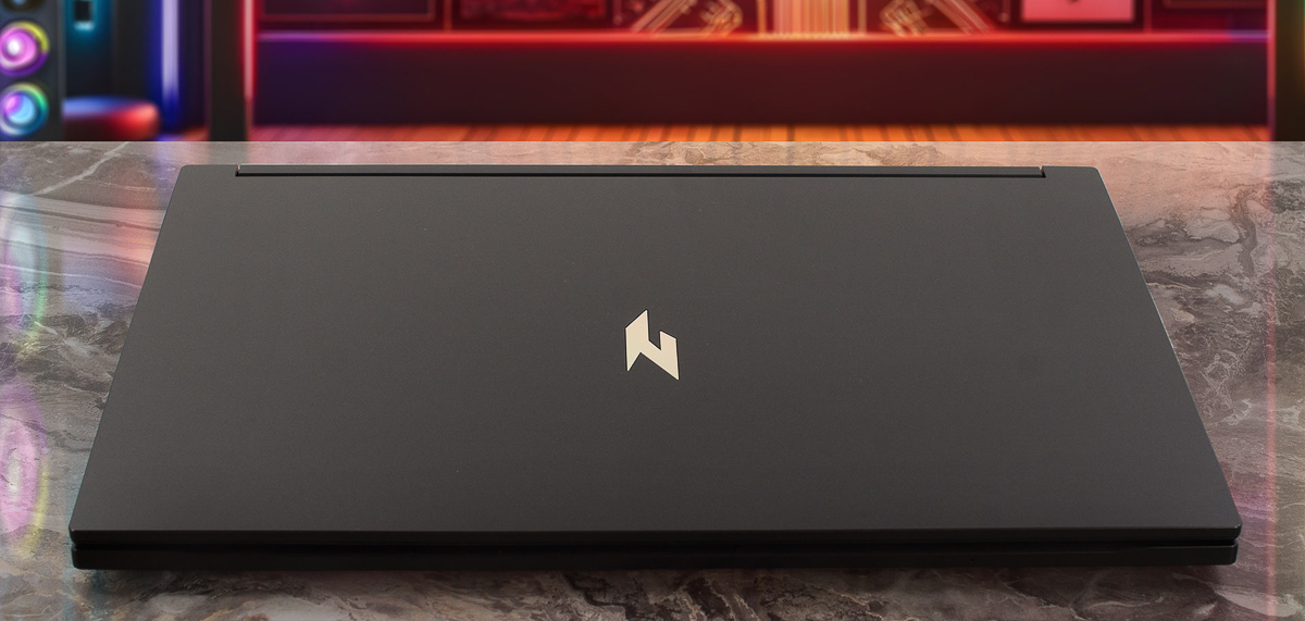 Thiết kế và vẻ ngoài của Acer Nitro V 17 AI không quá hầm hố