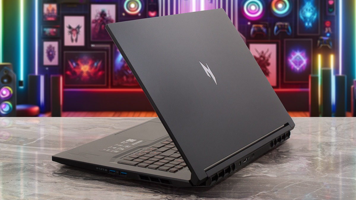 Mặt A nắp máy của Acer Nitro V 17 AI lại có bề mặt trơn bóng