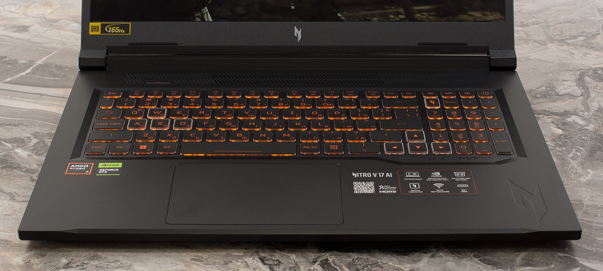 Cụm bàn phím và touchpad của máy thiết kế khá đẹp