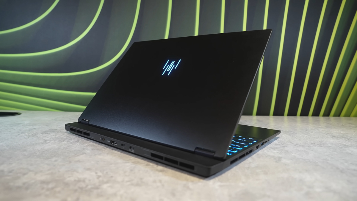 Toàn bộ thân máy của Acer Predator Helios Neo 16S AI được phủ lên tone màu đen mờ và logo có LED RGB