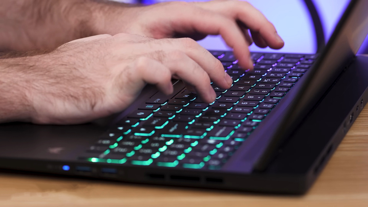 Bàn phím của Acer Predator Helios Neo 16S AI vừa có LED đẹp vừa gõ siêu êm