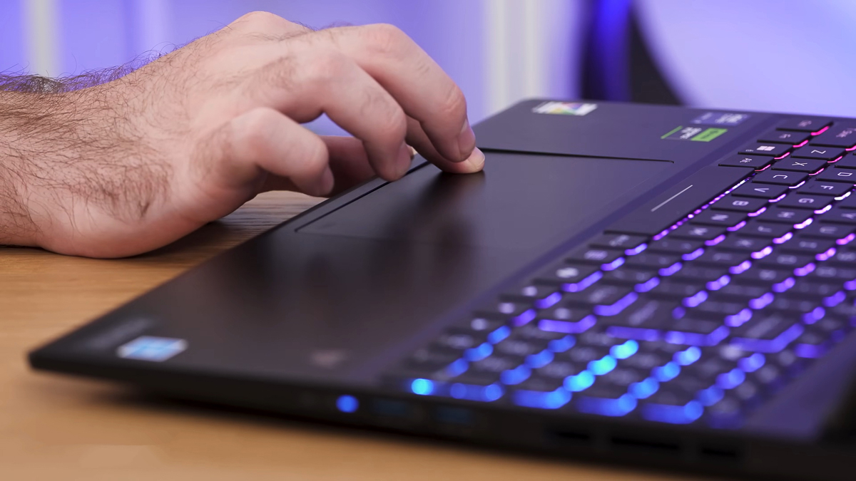 Touchpad nằm hơi lệch sang bên trái một chút và cũng có kích thước không quá lớn
