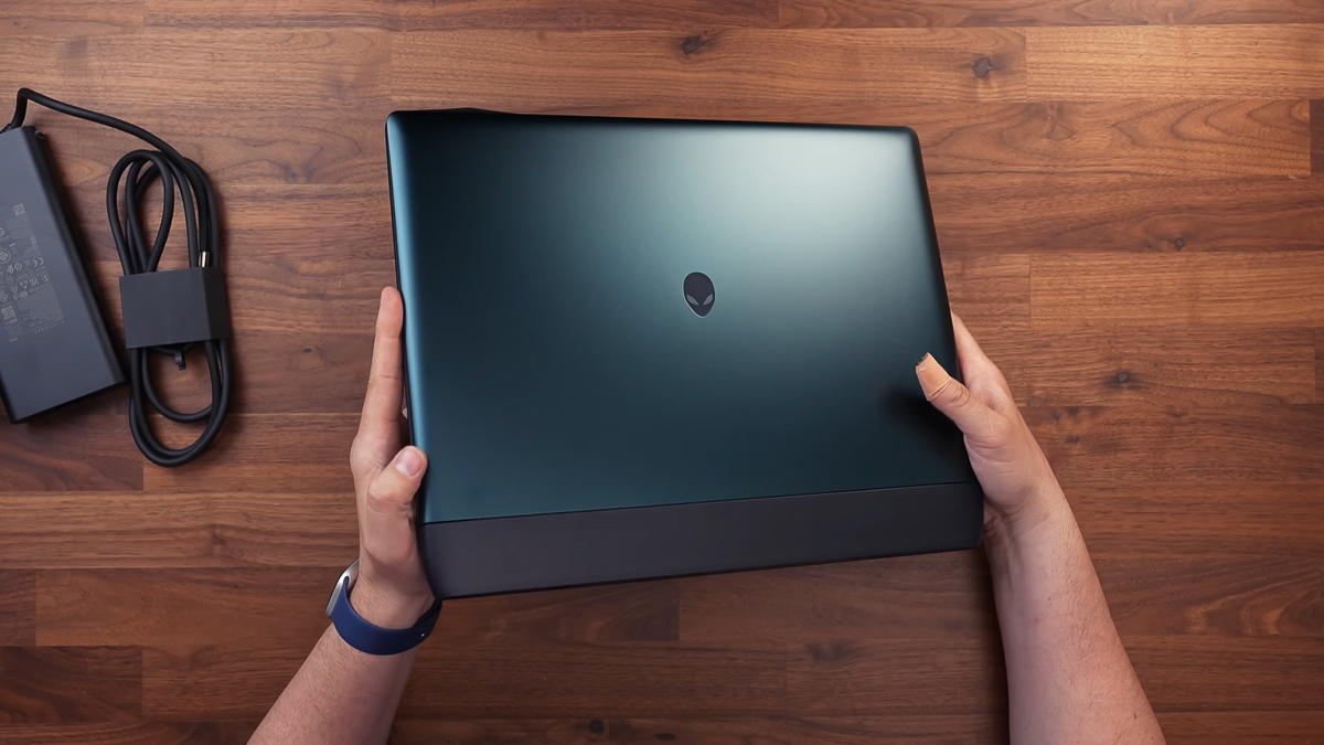 Alienware 16 Area-51 là một UFO hình vuông chứ không phải là một chiếc laptop