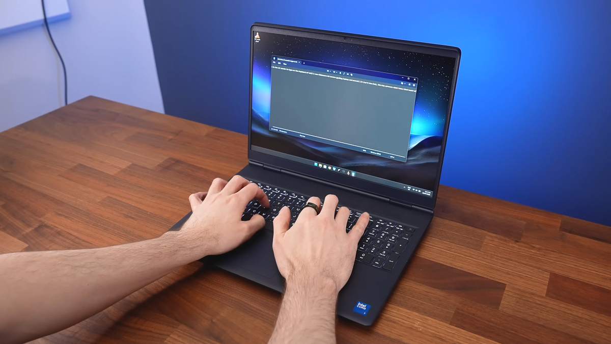 Cảm giác gõ phím với hành trình 1.4mm của Alienware 16 Aurora khá tốt