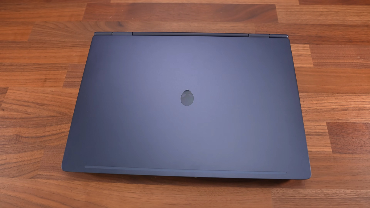 Alienware 16 Aurora có thân máy được thiết kế đơn giản