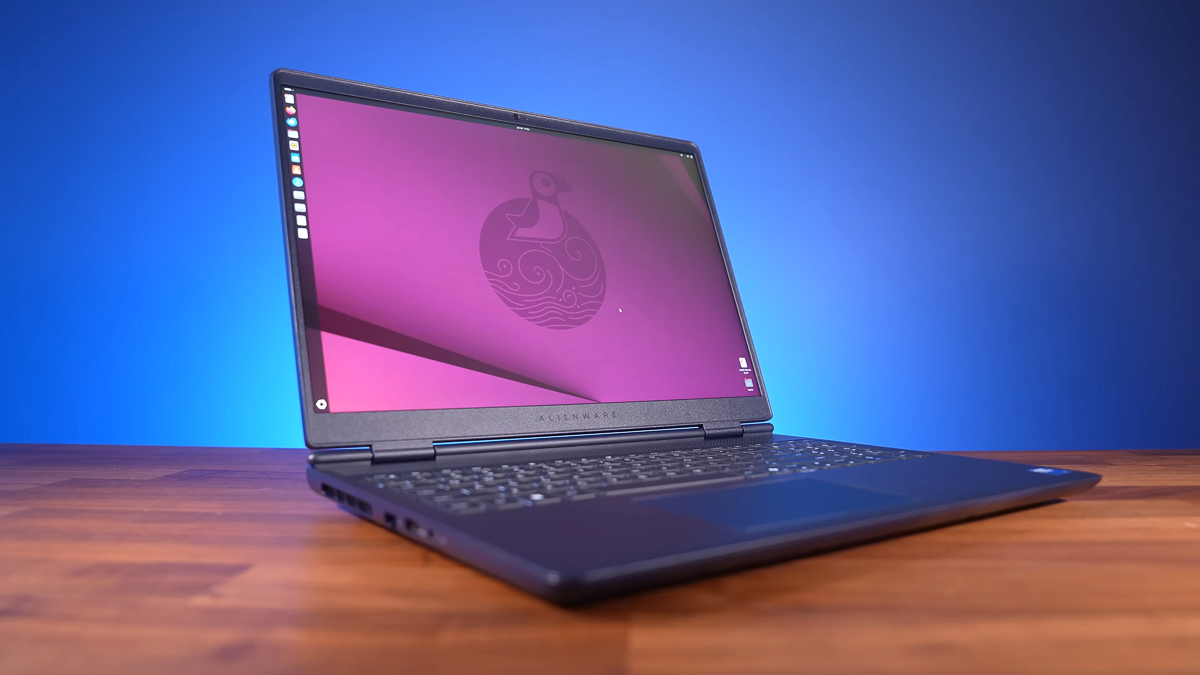Alienware 16 Aurora lại có một sự “khác người” nhẹ về tần số làm mới 120Hz