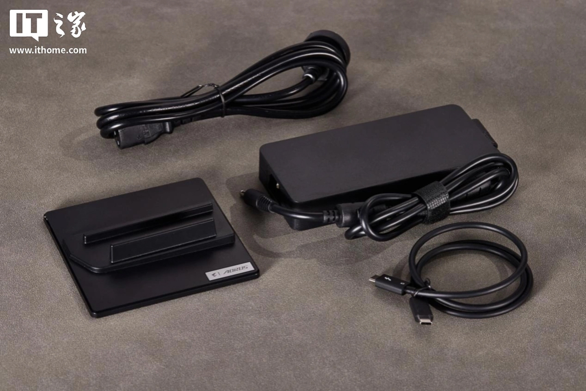 Phụ kiện và dây cáp đi kèm với AORUS RTX 5060 Ti AI BOX