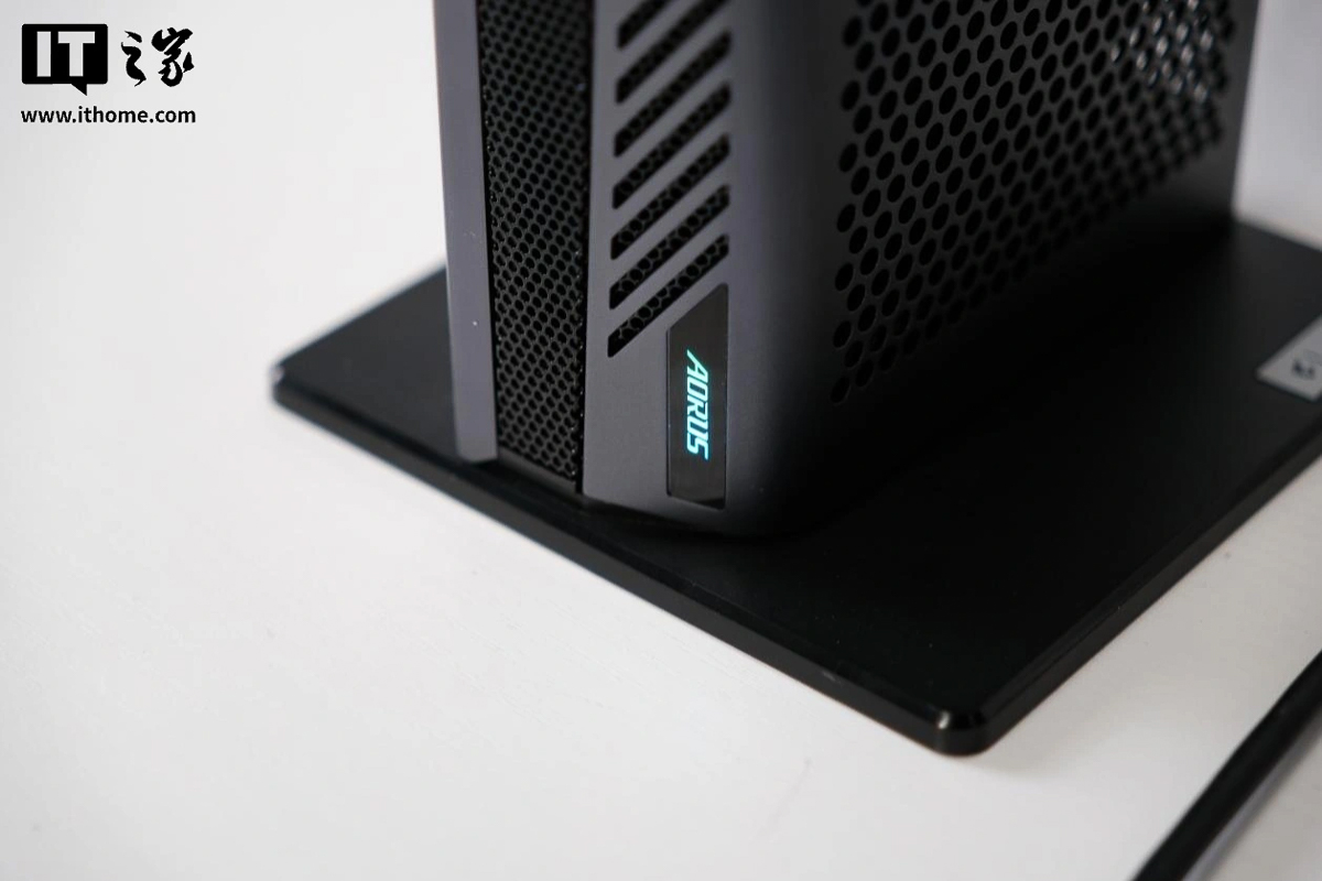 Logo AORUS LED RGB ở phần góc cạnh