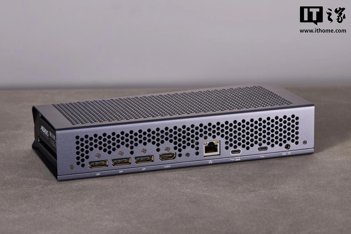 Bộ cổng kết nối ở mặt sau của AORUS RTX 5060 Ti AI BOX