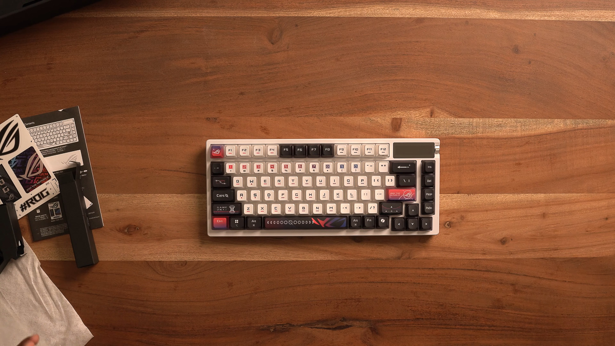 ASUS ROG Azoth X vẫn đem lại cảm giác quen thuộc với layout 75% và có màn hình