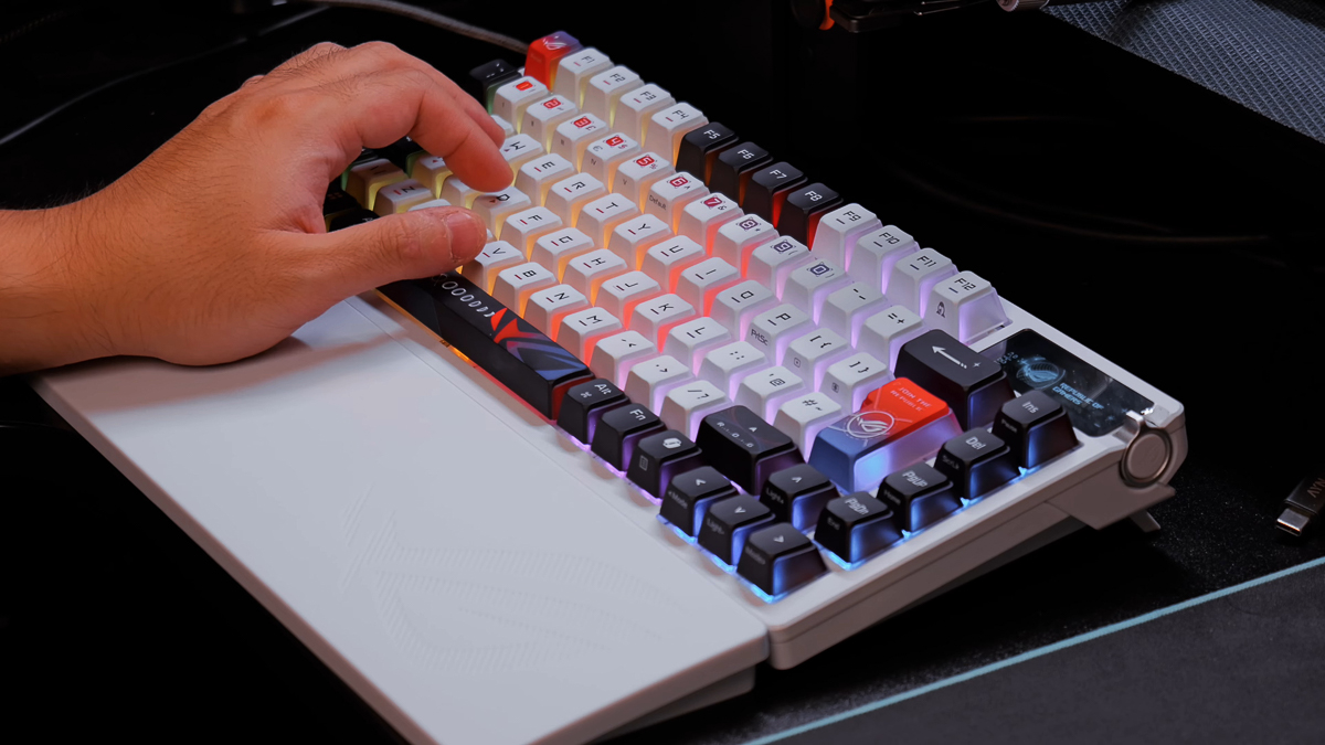 ASUS ROG Azoth X có đi kèm một miếng kê tay silicon giúp giảm thiểu mỏi cổ tay