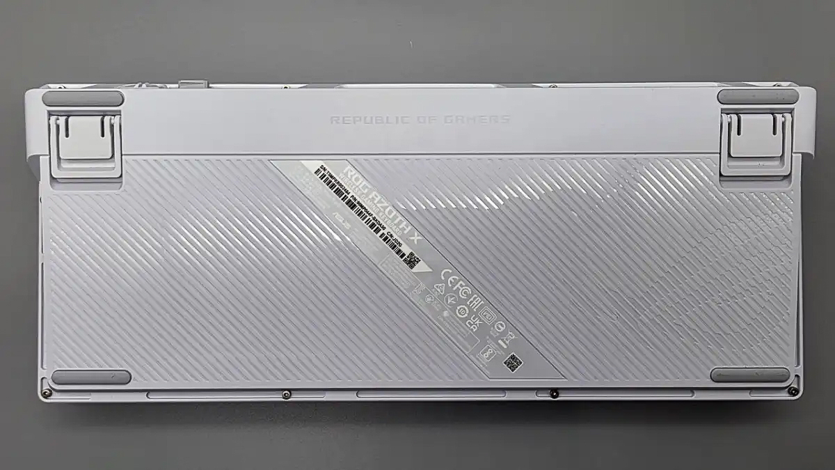 ASUS ROG Azoth X có phần đáy bằng nhựa và phần top bằng nhôm