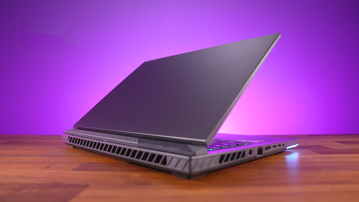 Ngoại hình ASUS ROG Strix G16 G614 2025 giữ nguyên độ đầm nạc, đậm chất cơ học