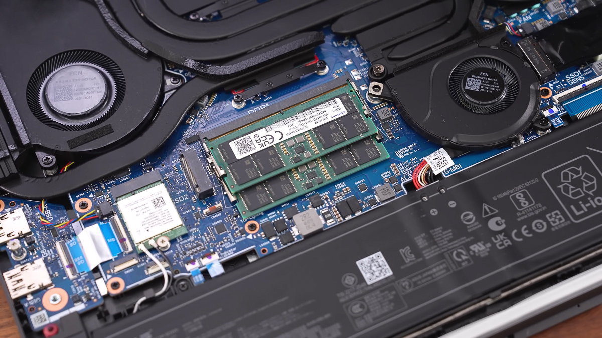 Máy được trang bị 32GB RAM DDR5-5600 SO-DIMM (2x khe)