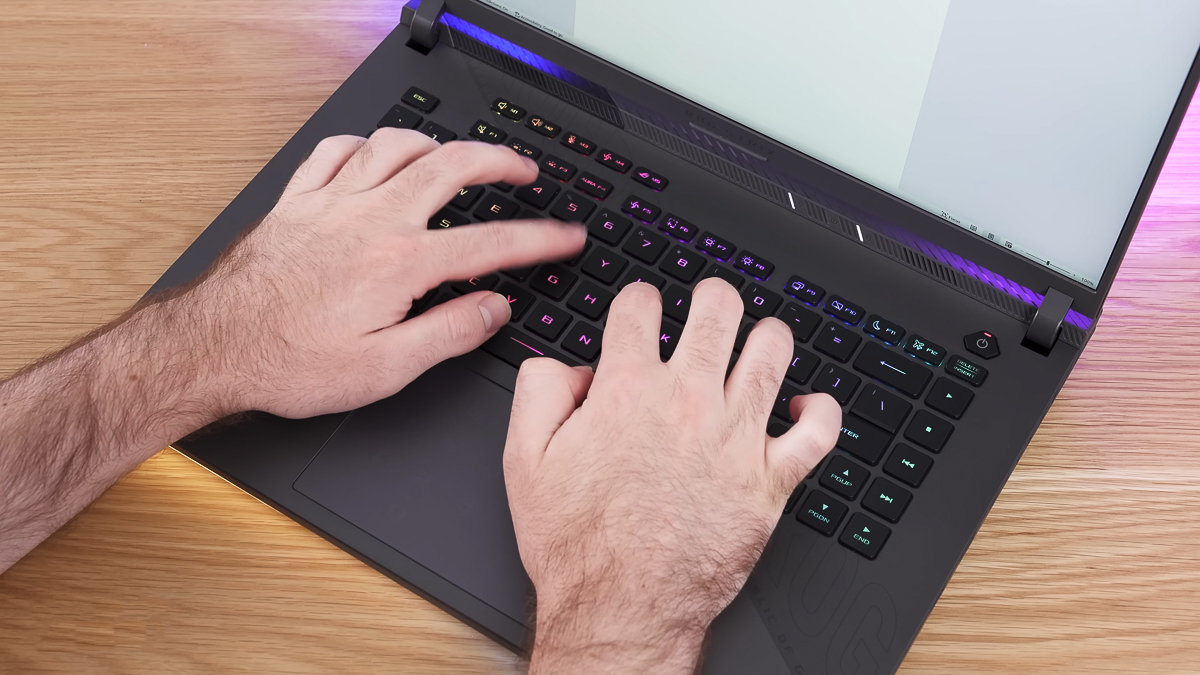 Trải nghiệm gõ phím trên ASUS ROG Strix G16 G614 2025 vẫn tốt như mọi khi