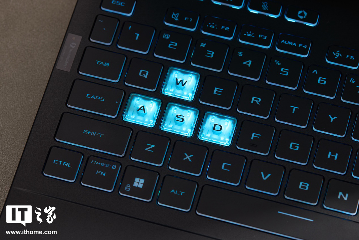 Cụm phím điều hướng A,W,S,D vẫn giữ nguyên thiết kế trong suốt