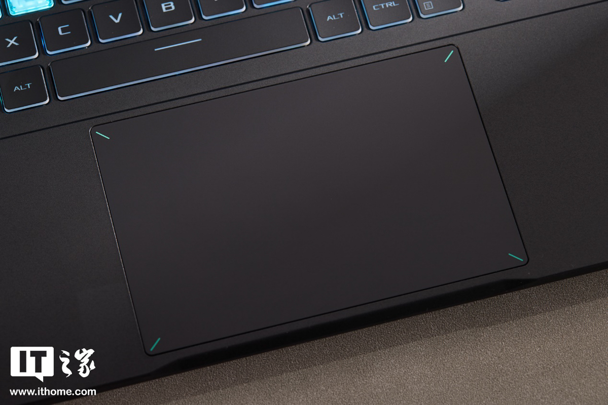 ASUS TUF Gaming 6 Pro Core Edition có touchpad quá rộng rãi