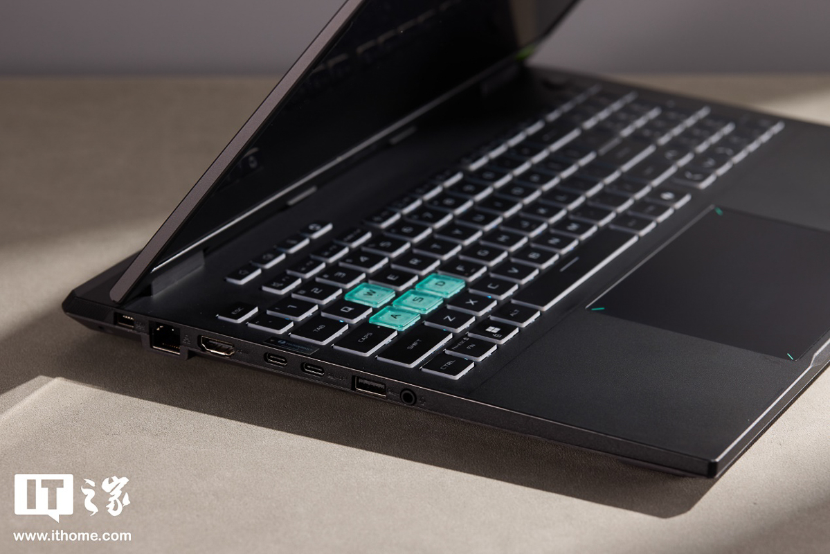 ASUS TUF Gaming 6 Pro Core Edition là có đến 2x cổng Thunderbolt 4