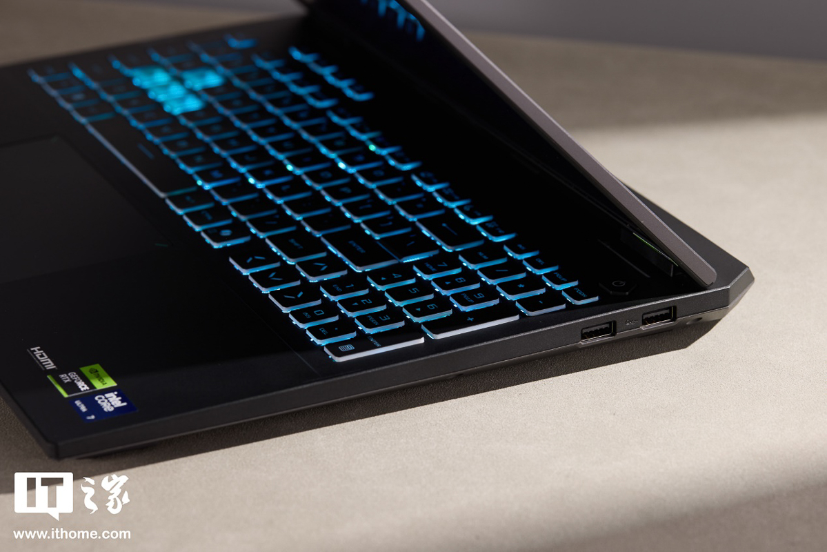 Ở cạnh sườn phải của máy có thêm 2x cổng USB-A 3.2 (10Gbps)