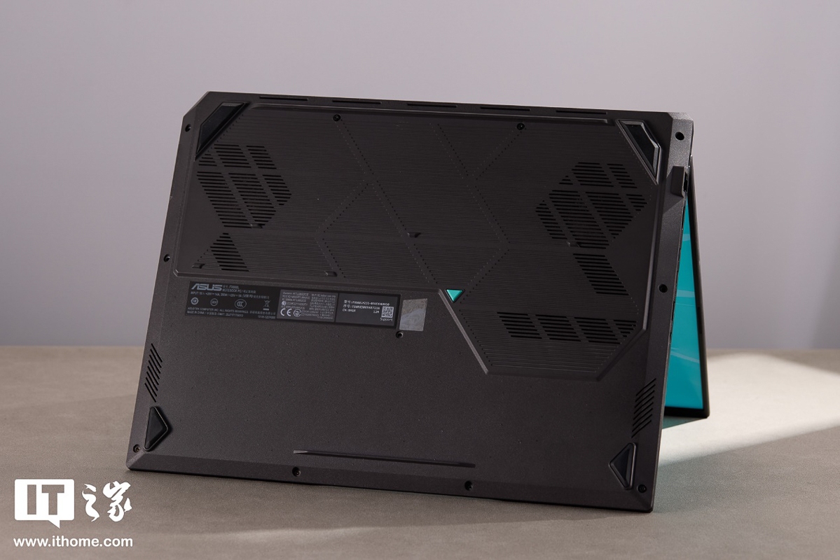 Phần mặt đáy của ASUS TUF Gaming 6 Pro Core Edition cũng có sự khác biệt đôi chút