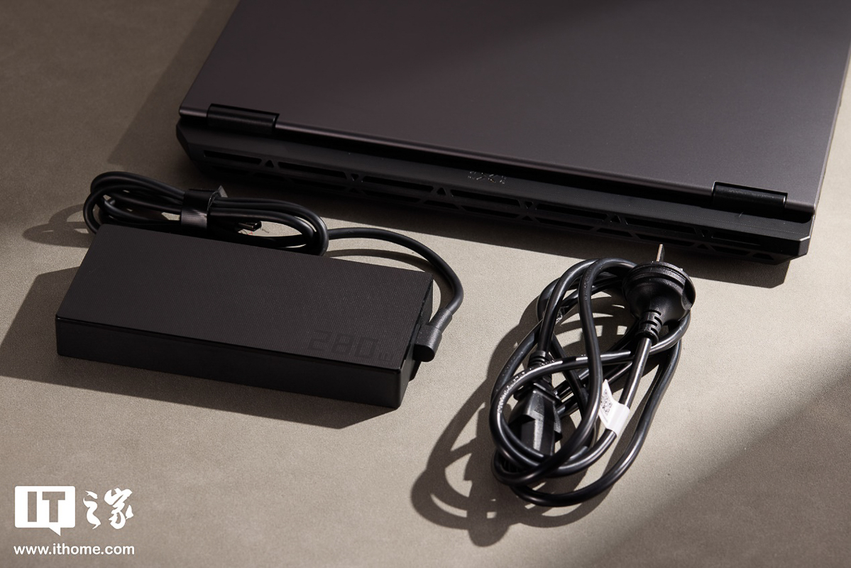 Máy đi kèm bộ nguồn 280W khá cồng kềnh