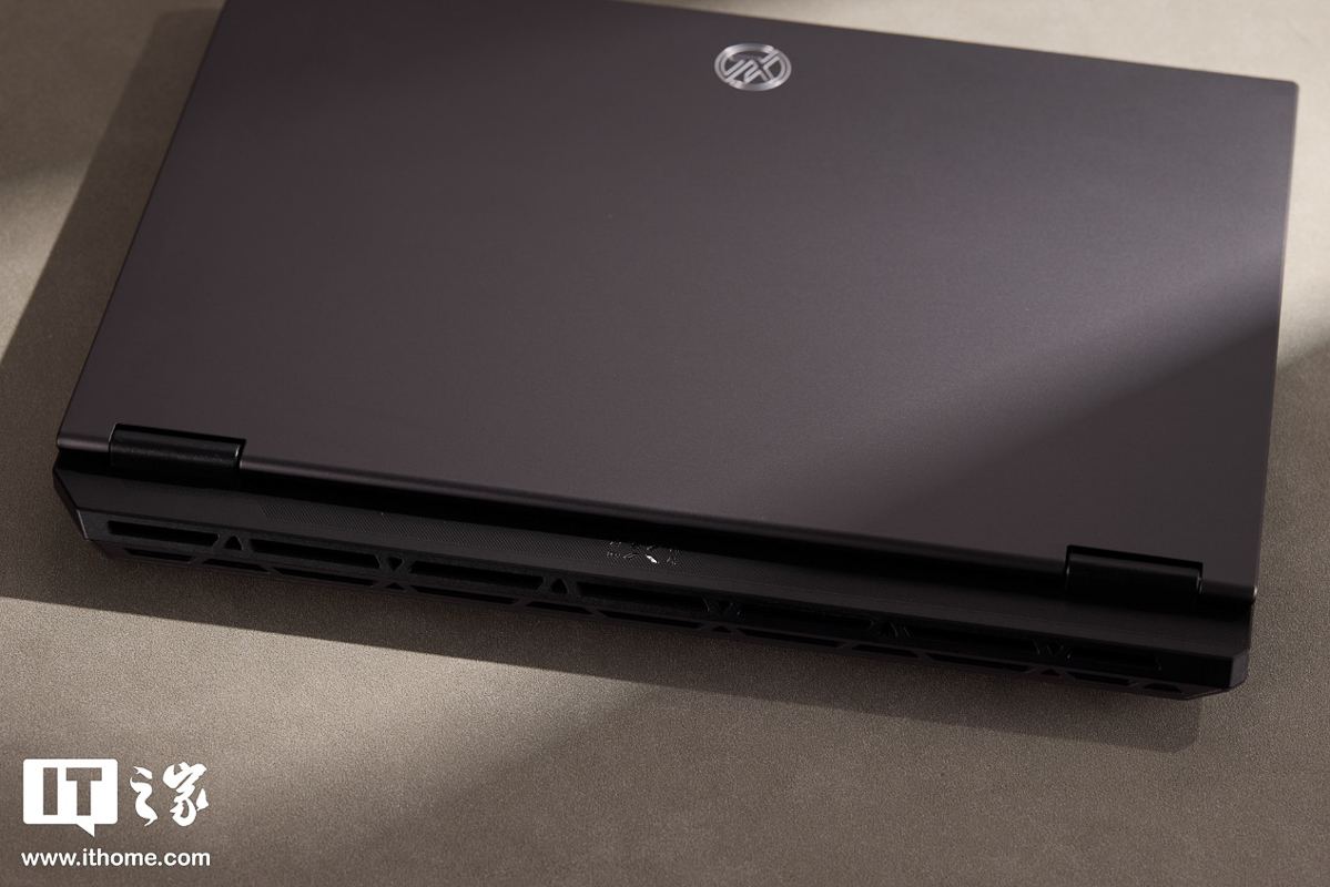 Phiên bản TUF Gaming Tianxuan Edition mình nhận được lại có màu Eclipse Gray (Xám Nhật Thực)