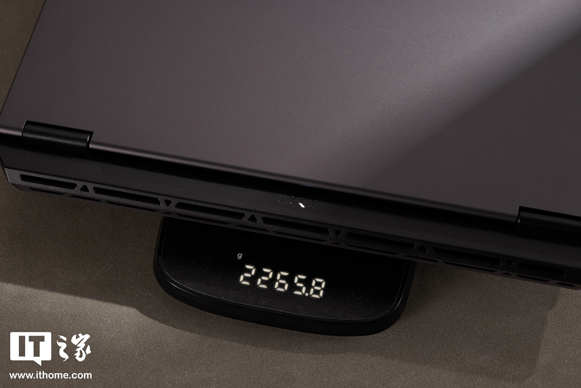 ASUS TUF Gaming 6 Pro Core Edition nặng 2.2kg