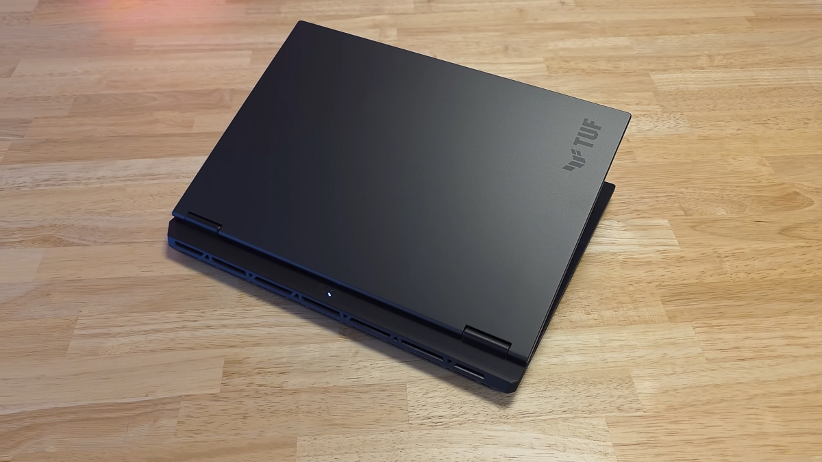 Đây là thế hệ TUF Gaming mà ASUS sử dụng tạo hình thân máy có phần đuôi nhô ra phía sau