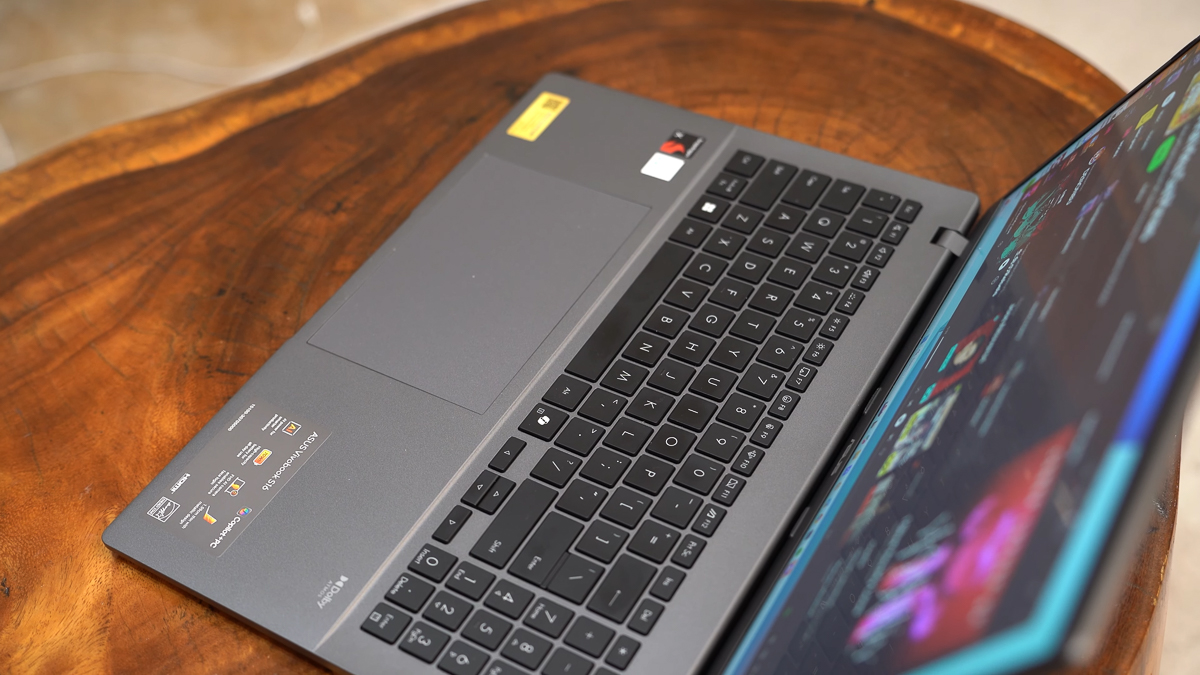 Cụm phím và chiếu nghỉ tay mặt C của ASUS Vivobook S16 S3607Q làm bằng nhựa