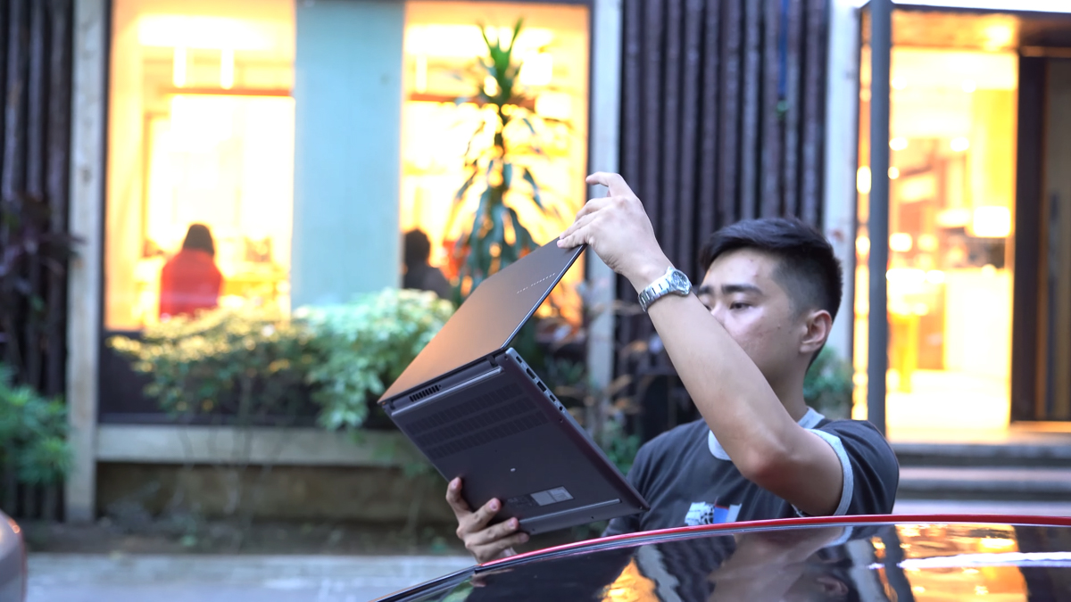 ASUS Vivobook S16 S3607Q chỉ vừa chạm ngưỡng giới hạn để có thể gọi mẫu laptop này mỏng và nhẹ