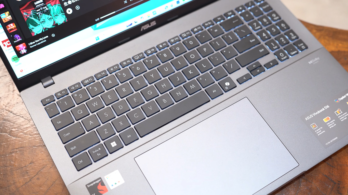 Có một sự bất cân xứng nhẹ khi nhìn vào cụm bàn phím của ASUS Vivobook S16 S3607Q