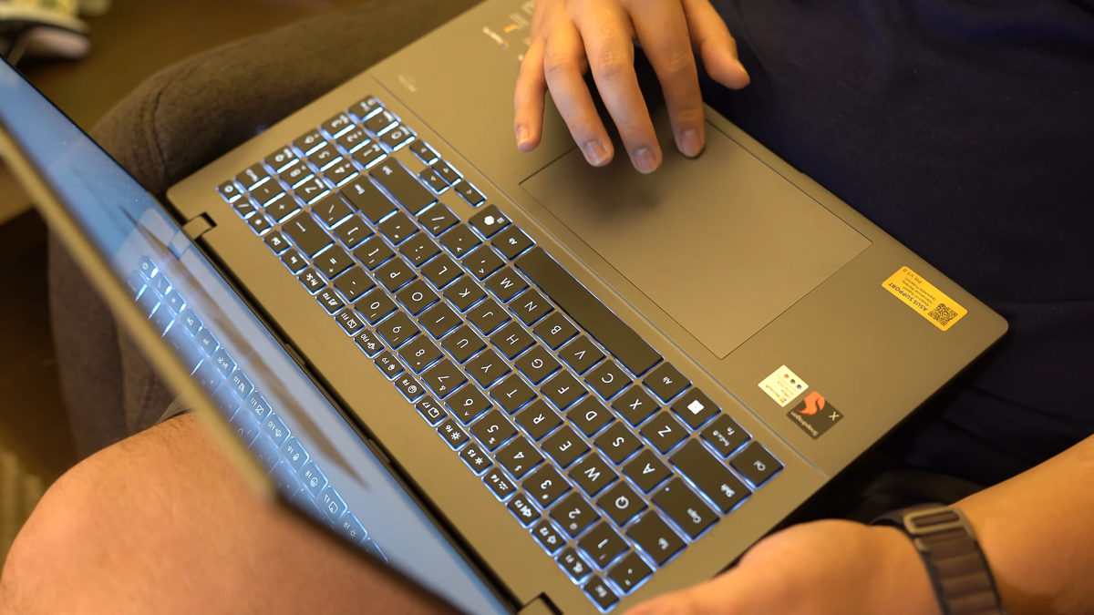 Touchpad rộng rãi là một điểm cộng to lớn cho trải nghiệm sử dụng ASUS Vivobook S16 S3607Q