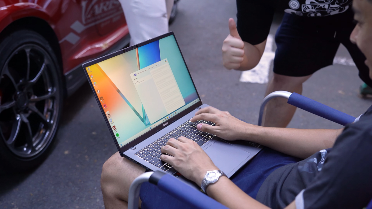 Mình không khuyến khích sử dụng ASUS Vivobook S16 S3607Q ở môi trường ngoài trời