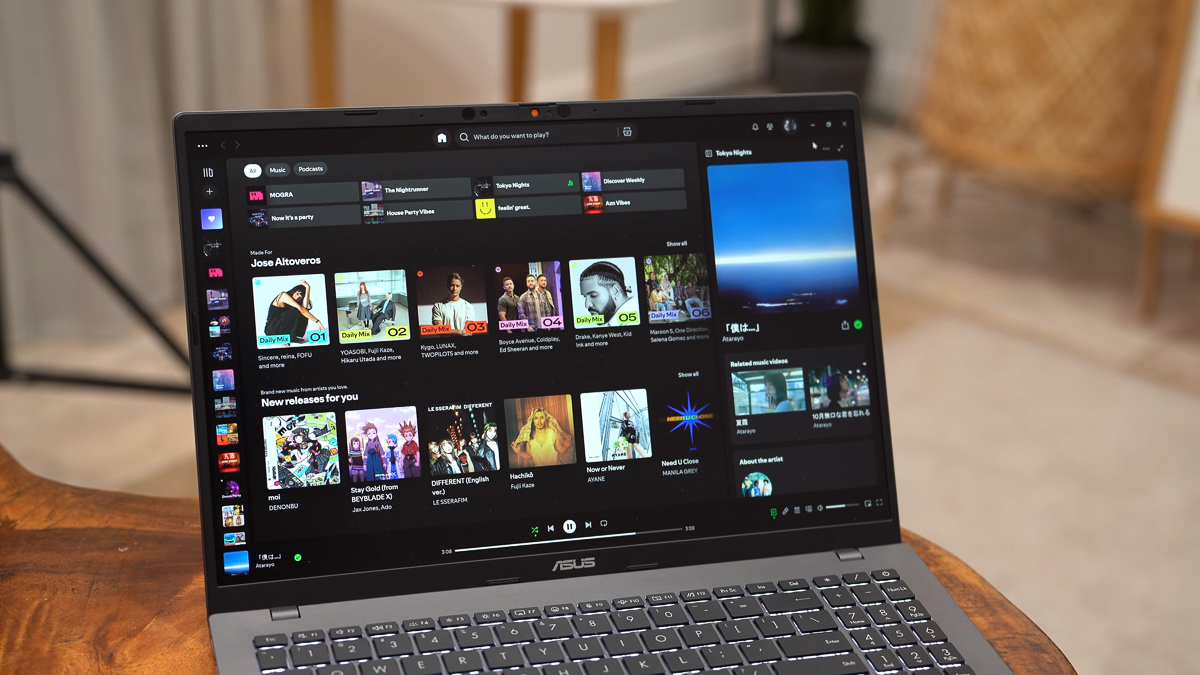 ASUS Vivobook S16 S3607Q được trang bị bộ loa chuẩn DolbyAtmos, cùng với phần mềm chỉnh âm Dolby Access