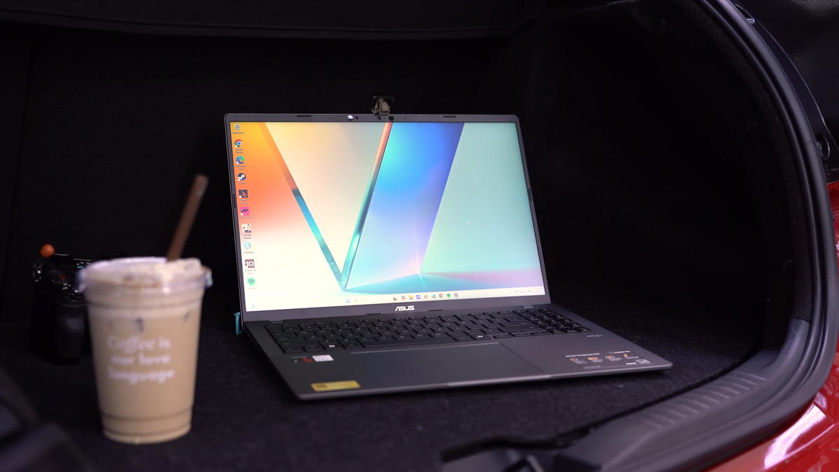 ASUS Vivobook S16 S3607Q trang bị tấm nền IPS LCD 16 inch với độ phân giải 2.5K 144Hz