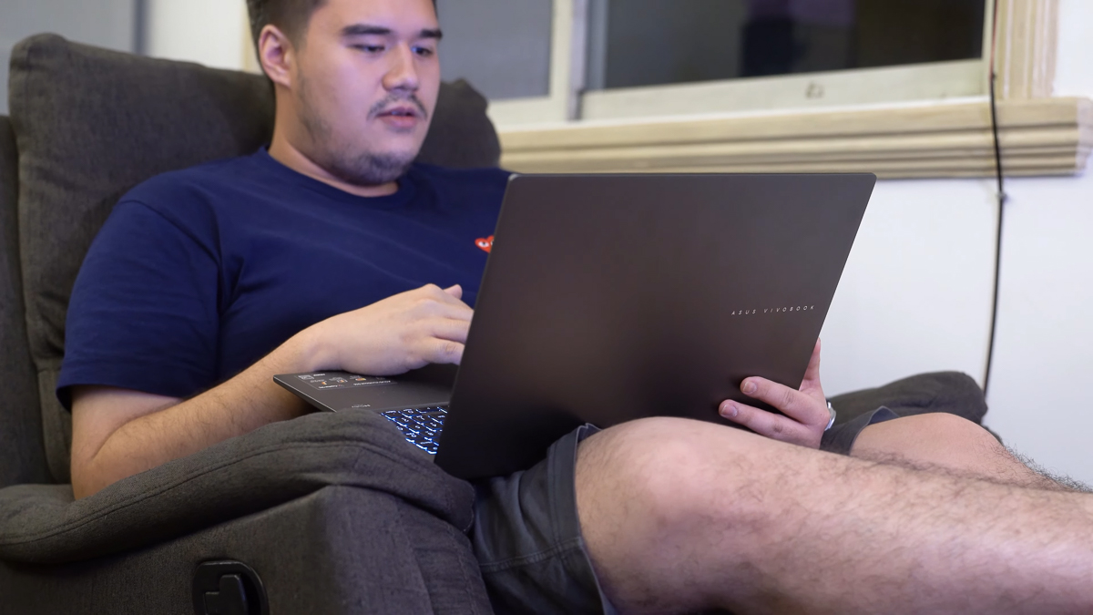 Mình hoàn toàn thoải mái và không lo lắng khi cầm ASUS Vivobook S16 S3607Q làm việc mọi lúc mọi nơi