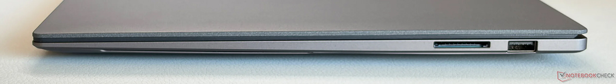 Cạnh sườn phải của ASUS Zenbook S 16 OLED 2026