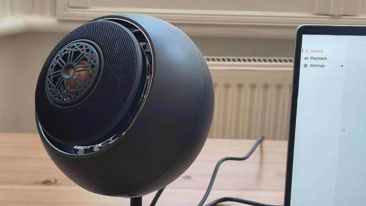 Creative Pebble Nova có thiết kế trục loa hướng lên trên một góc 45 độ