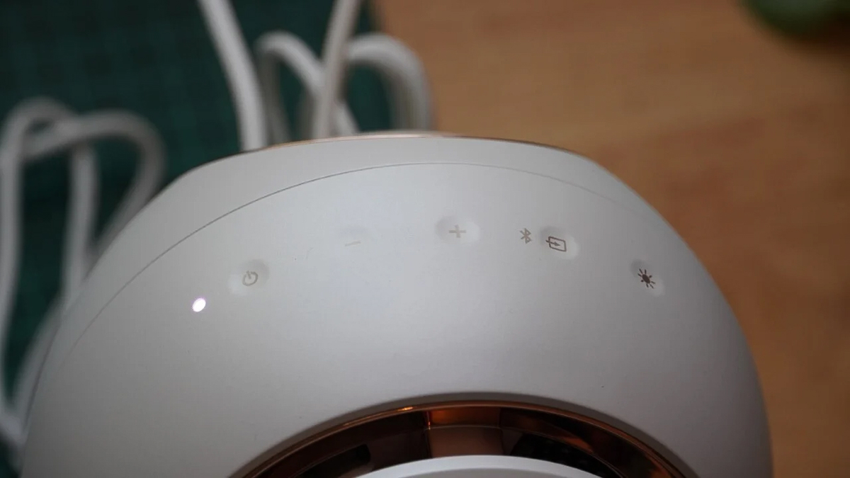 Bộ nút bấm điều khiển, thiết kế lõm vào bề mặt của vỏ loa Creative Pebble Nova