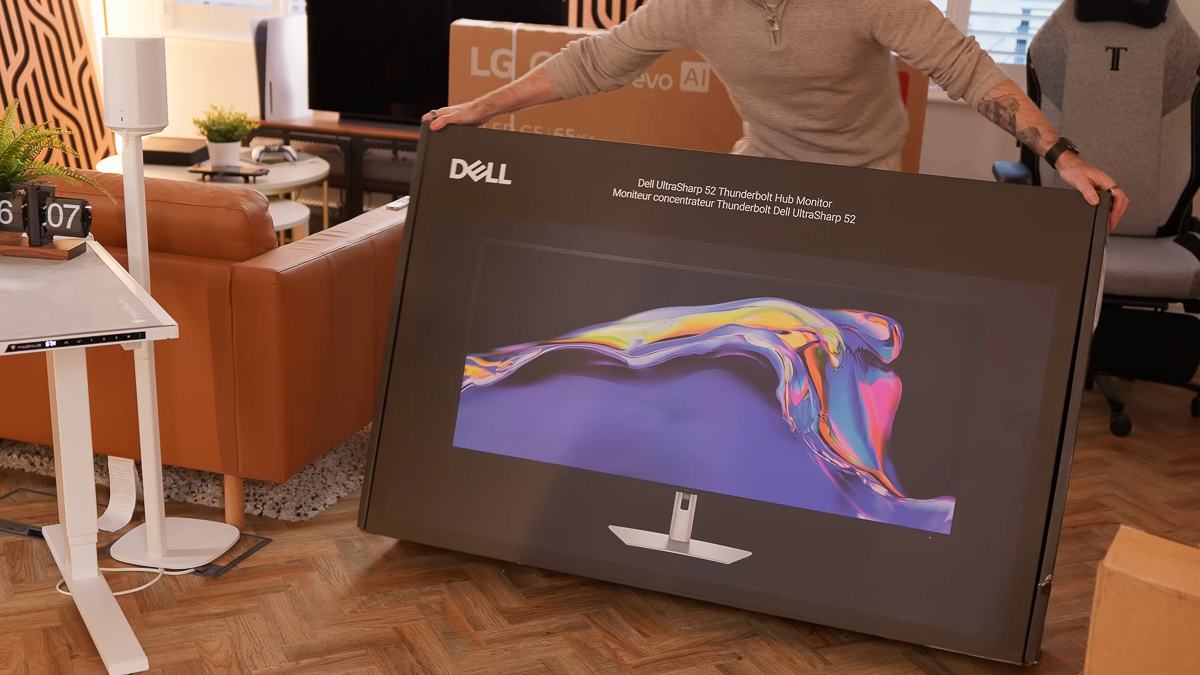 Hộp Dell UltraSharp 52 Thunderbolt rất to