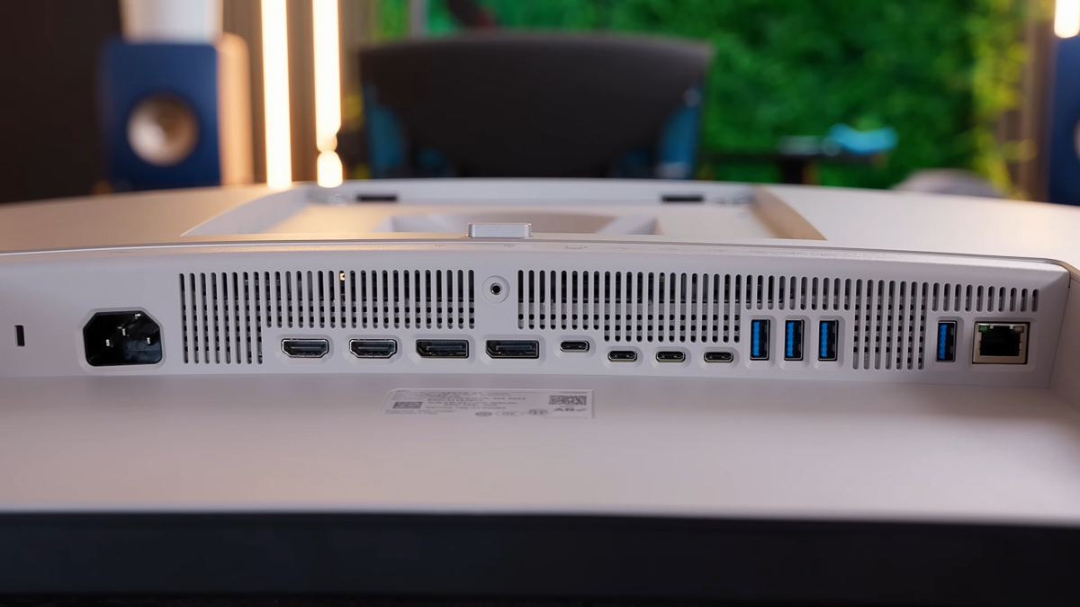 Có 13 cổng kết nối nằm ở mặt sau của màn hình