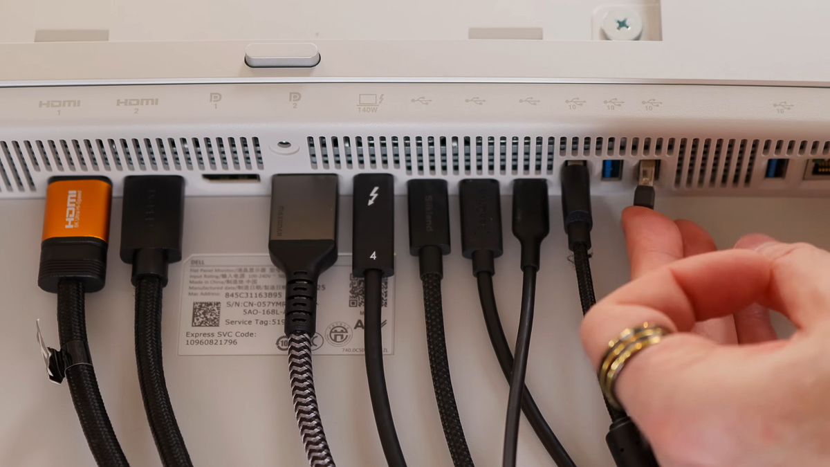 Tổng cộng có đến 16 cổng kết nối đủ loại bố trí từ mặt trước ra mặt sau màn hình