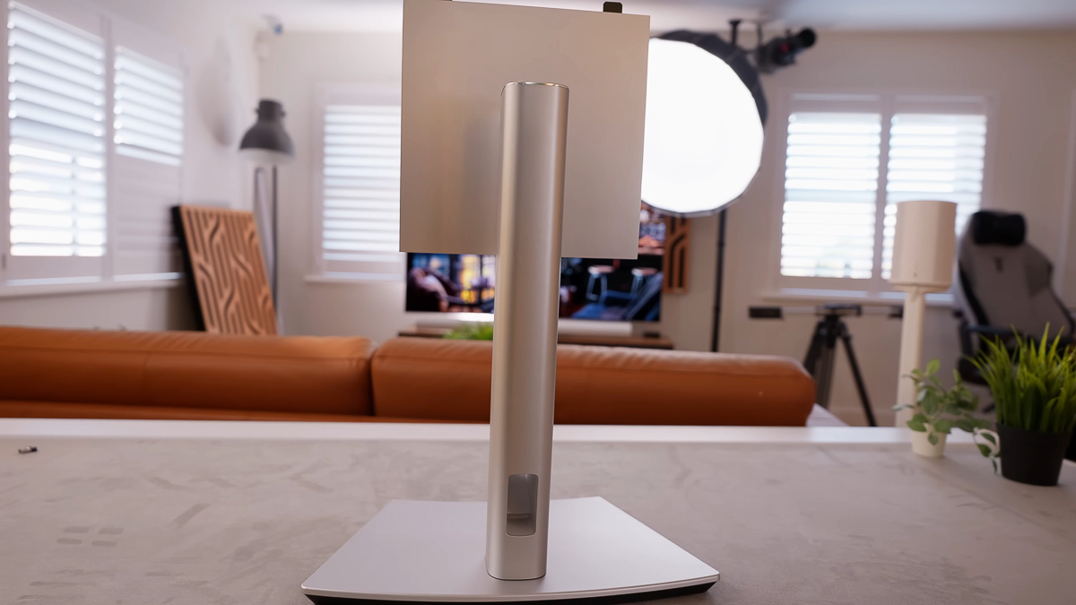 Mặt đế và chân trụ màn hình làm bằng nhôm rất to rất dày dặn